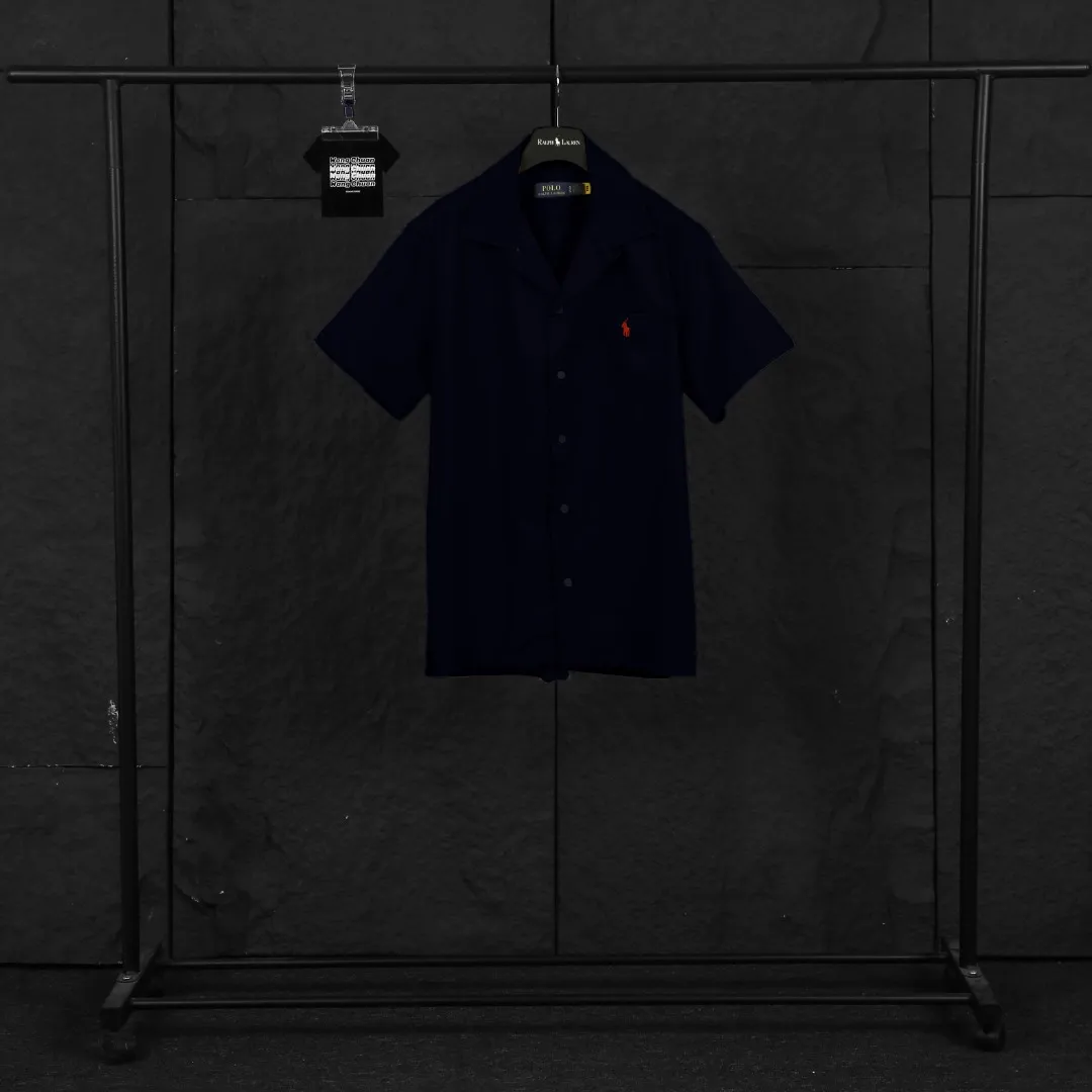 P230 Actual photo [High-end quality] Style number: 25055# Color: Navy blue/off-white/ice blue/light pink/chicken yellow/khaki Size: S to XL - Ralph Lauren/Ralph Lauren 25SS Summer popular high-quality old money style Cuban collar pocket style short-sleeved linen couple shirt - ingeniously restored 95% cotton blended bamboo linen, pre-washed, tight and soft texture ✅ - 100% restored workmanship Complete professional shirt with embedded clips in bifurcated sleeves, top button earrings ✅ - Custom dyed original pearlescent white buttons with different sizes ✅ - Special shaped chiffon foil inside the collar door tube, which is not easy to deform and pull ✅ - Ralph Lauren/linen pocket style short-sleeved shirt. It is different from the classic style and has a niche style. It perfectly combines comfort and high-end. An indispensable piece in summer. It is both cool and textured. It is the king of ins style with every snap. It can be used for commuting and vacationing. There’s no pressure to switch between different styles, and the classics never go out of style.